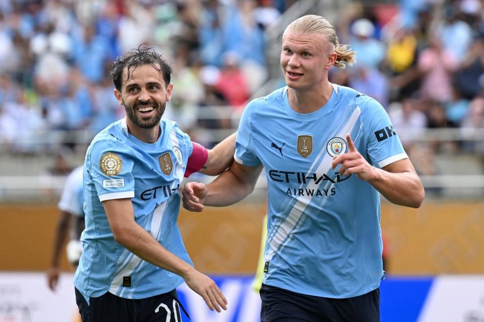 她与丈夫相 她与丈夫相